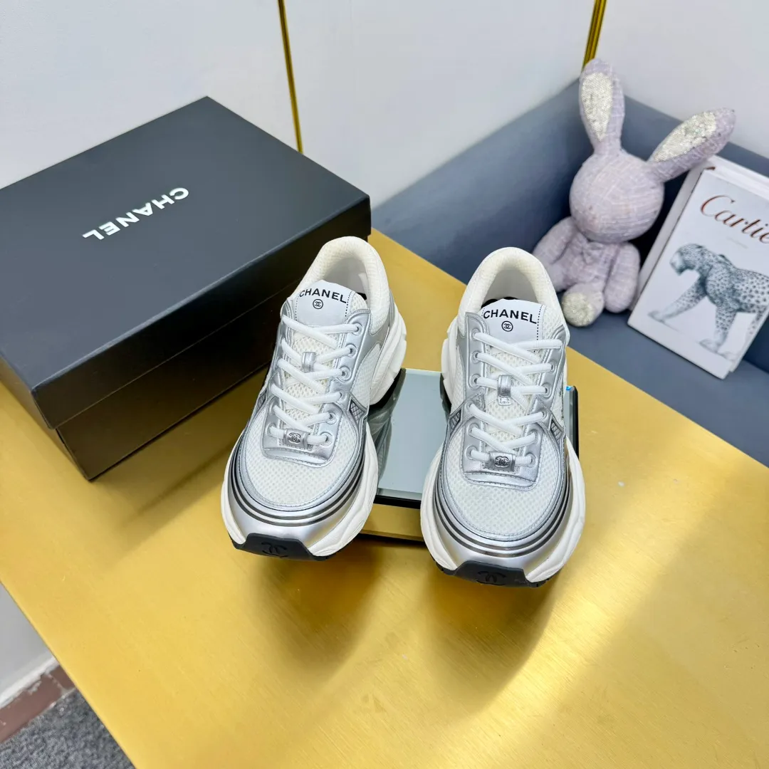 👟👟Ex-factory price 680👟👟 Upgraded version, upgraded version, upgraded version! No rebuttal accepted! ! ! ! Chanel Chanel dad shoes, couples' model for men and women - 2025 top casual sports shoes in the counter. This classic design; the upper is electro-embroidered with various techniques; ❷The inner lining is made of: original Yangli + net ❸The outsole is based on: the original TPU combination outsole. The full set of boutique packaging for women 35–41
